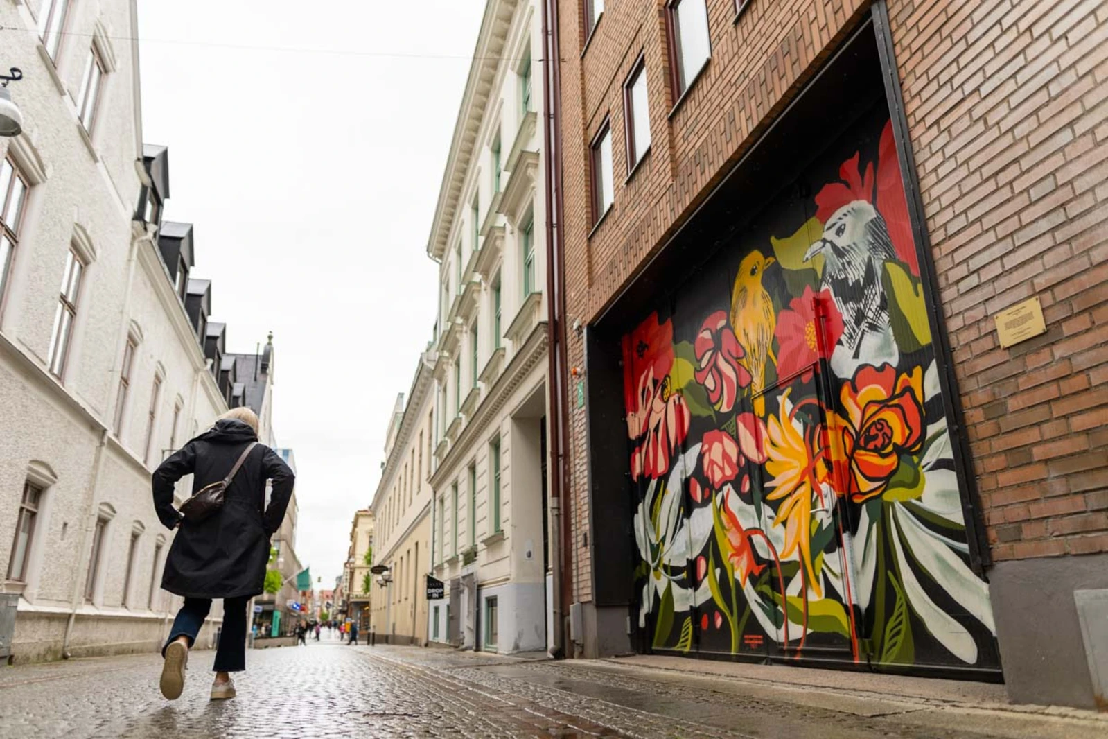 Många människor passerar Camilla S Boströms motivmålade port dagligen