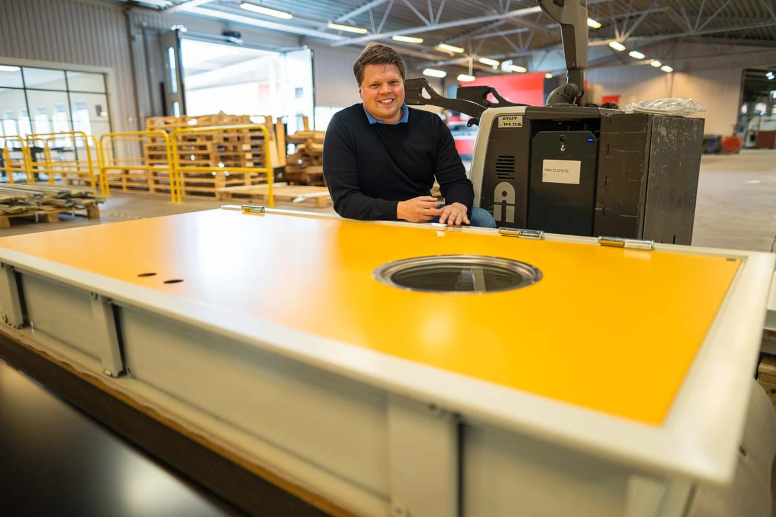 Sebastian Hellberg, VD på Hellbergs Dörrar vid en av sina sätåldörrar med extra djup karm