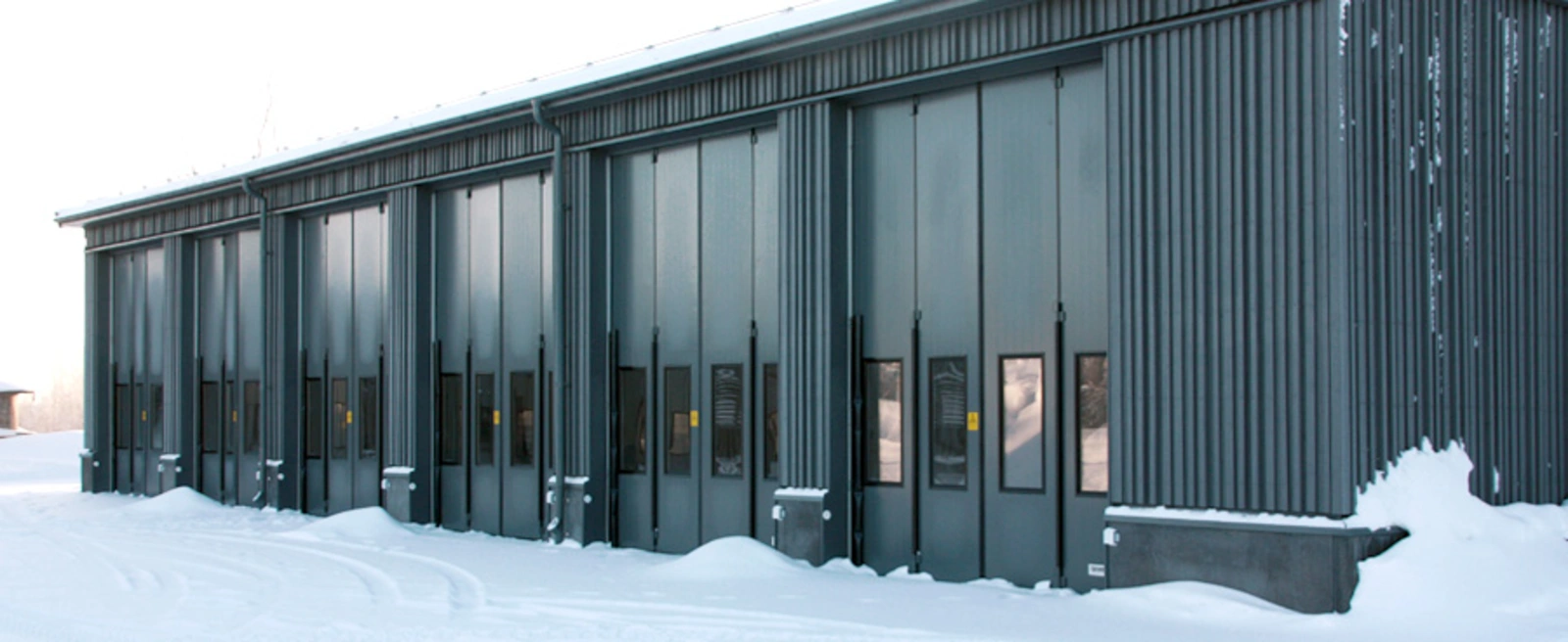 Torverk installerar 46 eldrivna vikportar till Sveriges största räddningsstation - välj samma sorts industriport för enkel hantering
