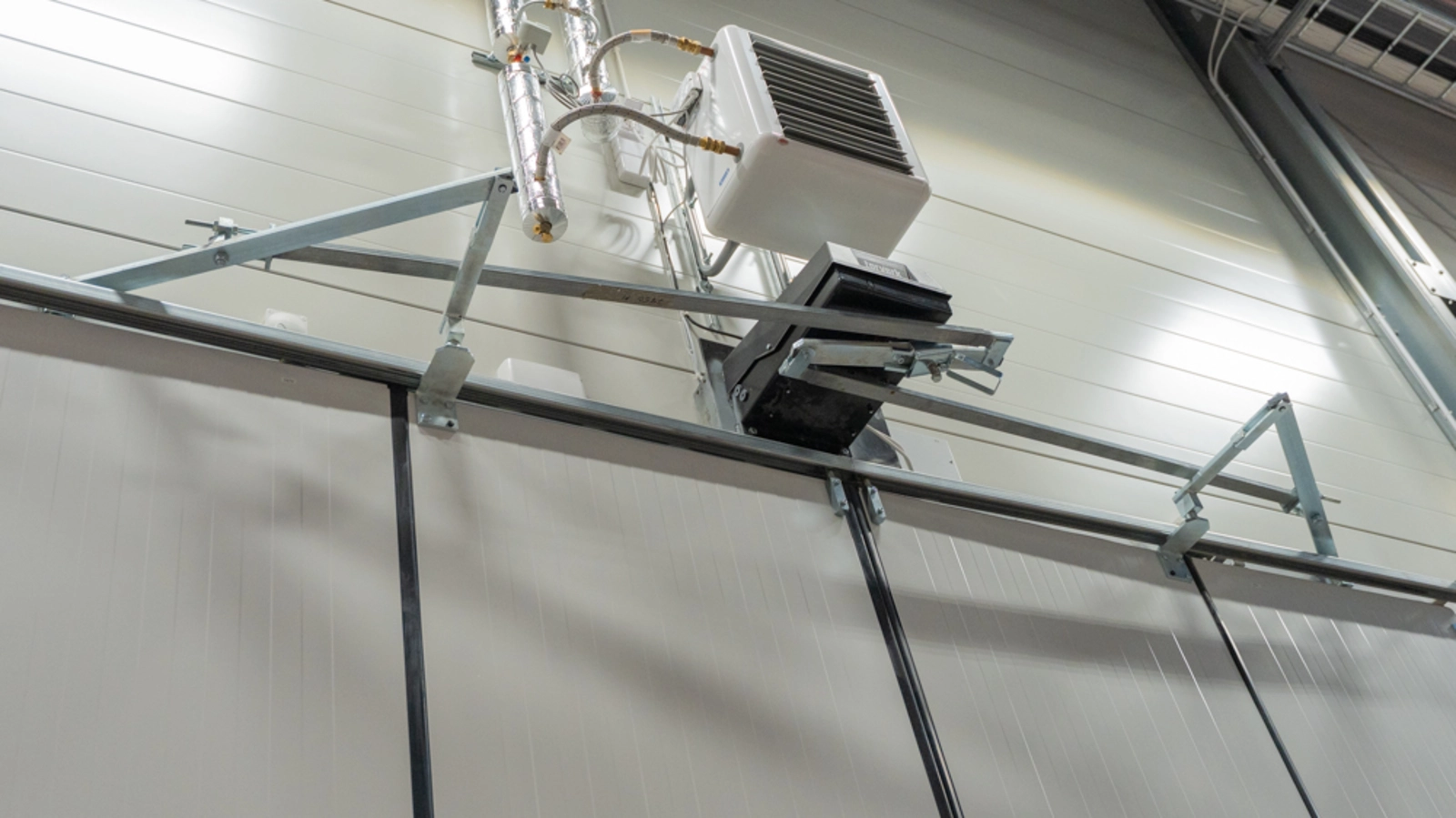 En motordriven vikport öppnar och stänger sig automatiskt när fordon eller personal närmar sig. Det snabbar upp logistiken i verksamheter med mycket trafik och minskar behovet av manuell hantering