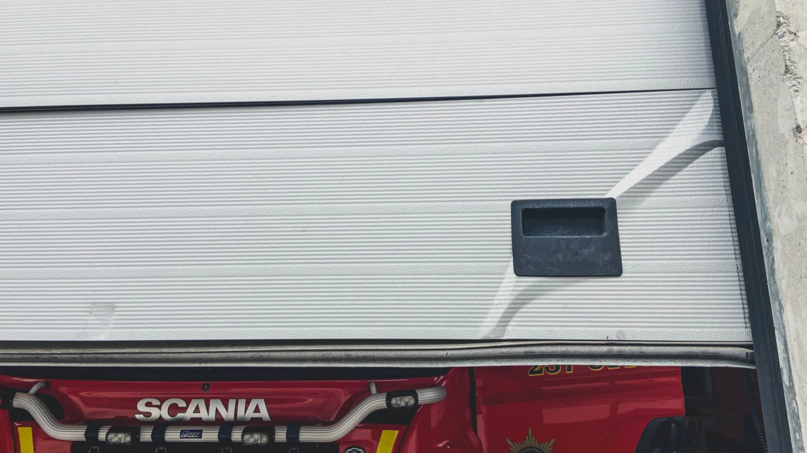 Takskjutport som blivit påkörd av ett fordon