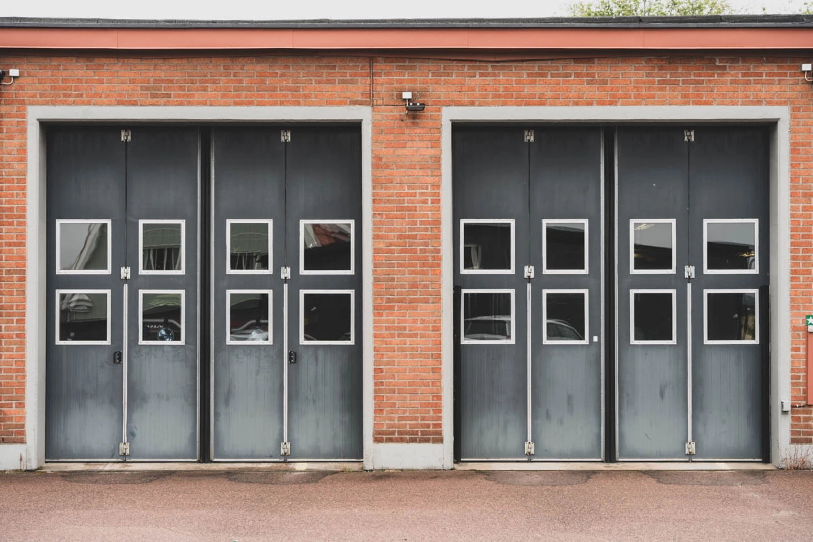 Bild framifrån på 41 år gamla Torverk vikportar på Torsby Räddningsstation