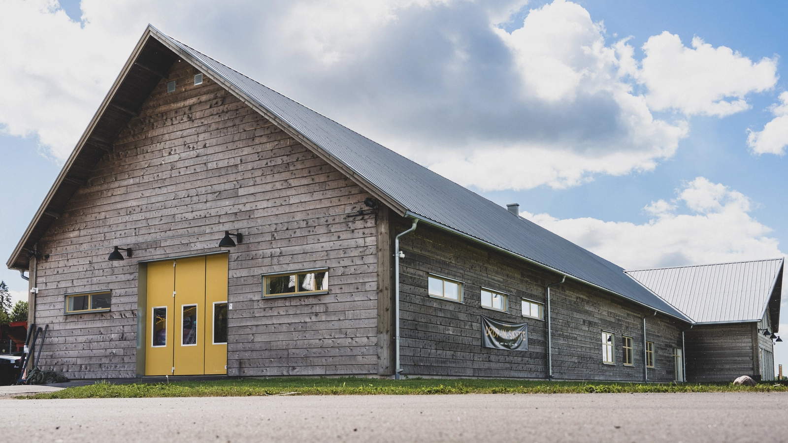 När du projekterar en industriport behöver du överväga några frågor för att valet ska bli rätt för kunden