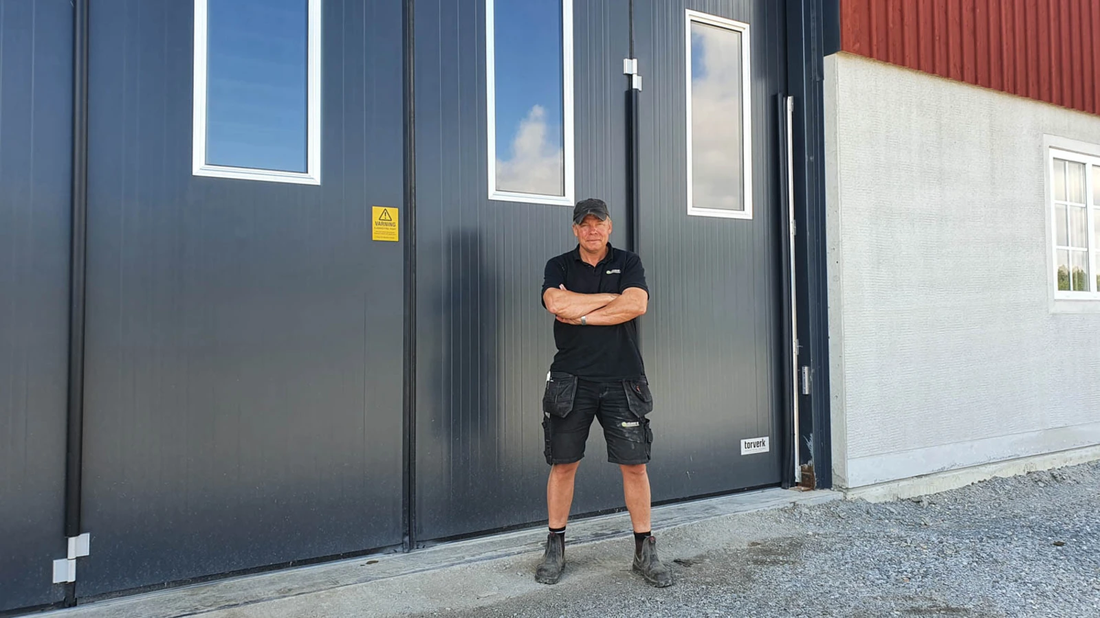 Per Fimmerstad at Mälarturf in Nykvarn has a foolproof method of determining the right price of an industrial door