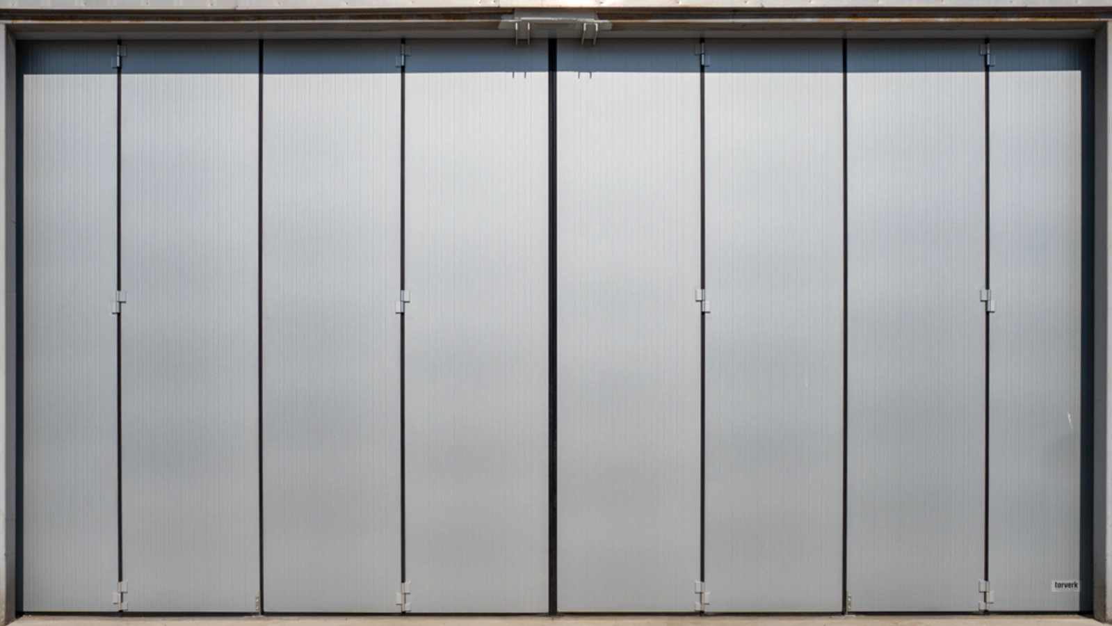 The larger the door opening, the greater the surface area for heat loss—and the higher the demands on the door's construction, sealing, and structural stability for insulation to work in practice.