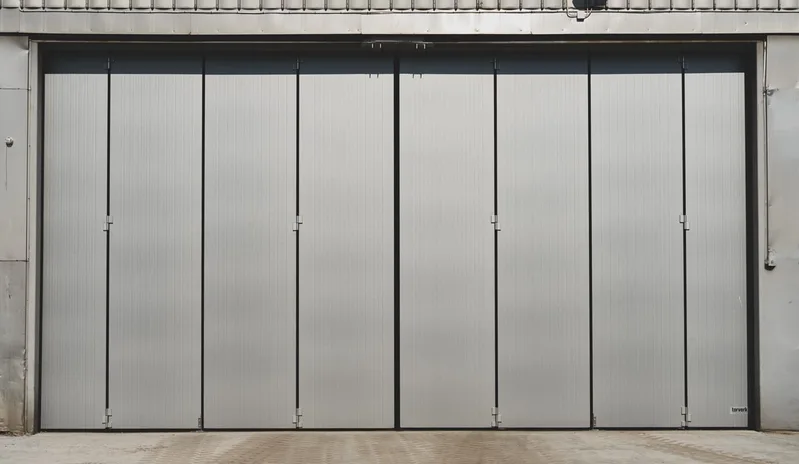 Motorized Q-door folding door without pedestrian door for machinery hall