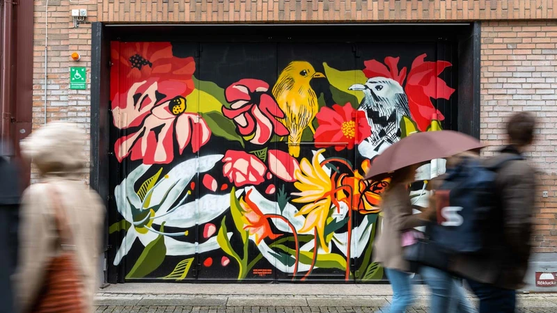 En motivmålad vikport på Vallgatan i centrala Göteborg