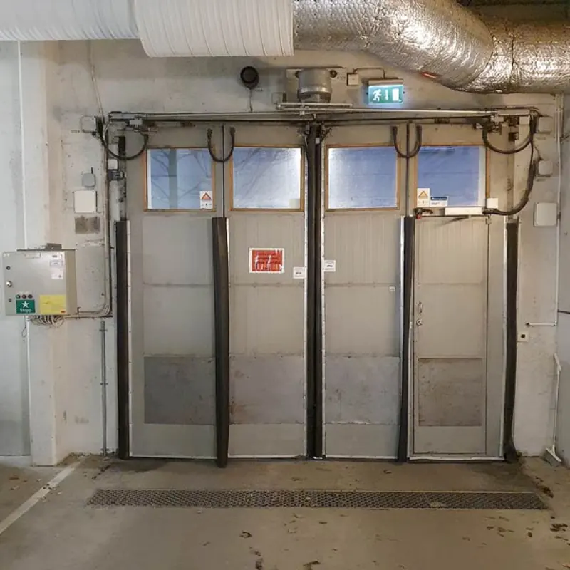 Gammal garageport i BRF Tegelpråmen