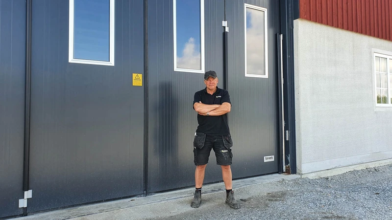 Per Fimmerstad at Mälarturf in Nykvarn has a foolproof method of determining the right price of an industrial door