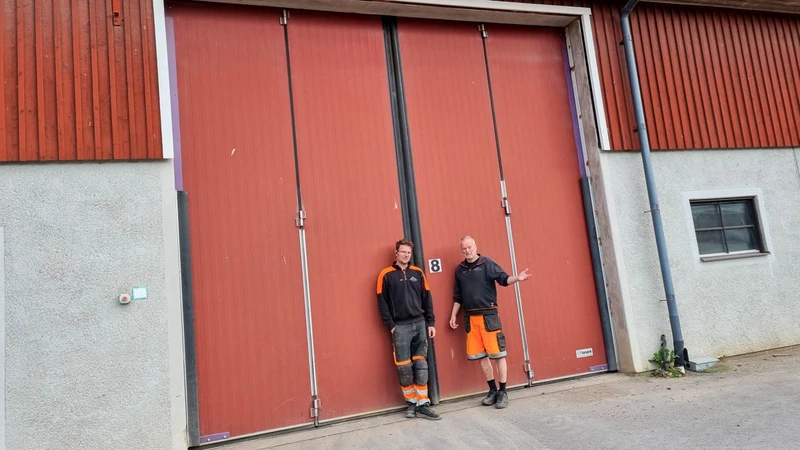Carl and Bruno Bermar at Bjälbo Trädgård in front of a 28 year old Q-door from Torverk. Still in good working condition