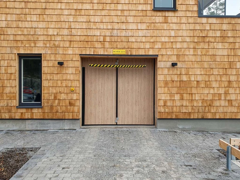 Vikport som är folierad med träådrad plastfolie för att ge intryck av att porten är tillverkad av trä