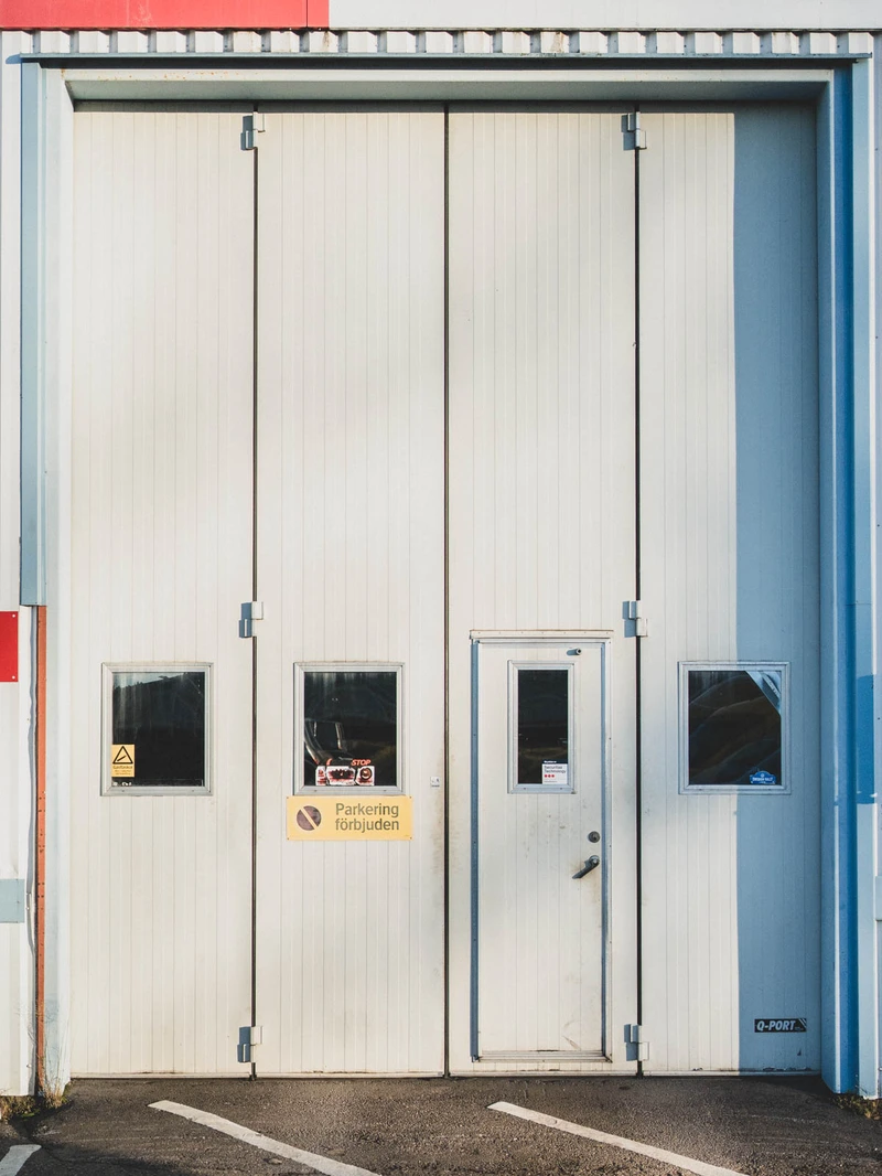 A 37-year-old bi-folding door at a car wash in Karlstad