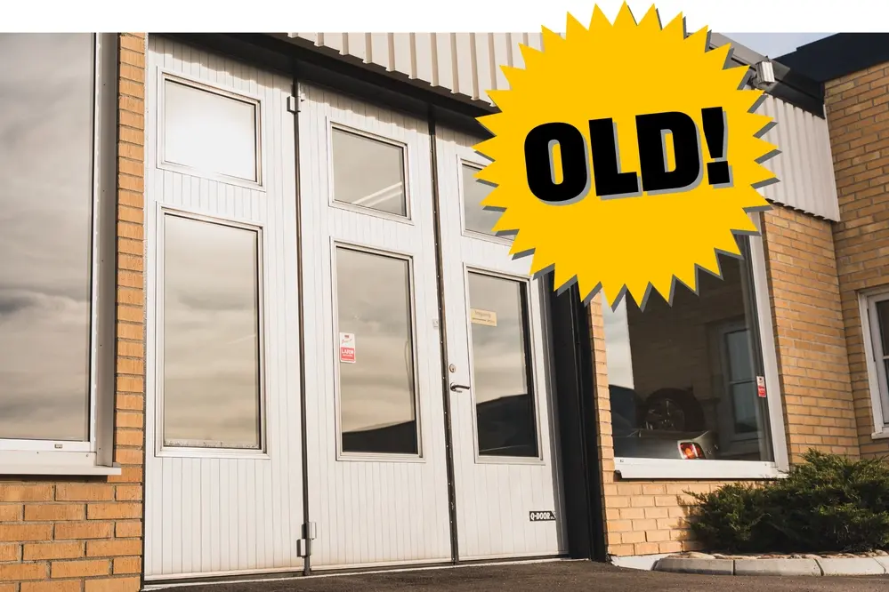 31 year old manual Q-Door FX folding door, that is still in operation.