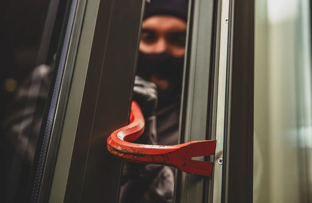 Burglary with crowbar