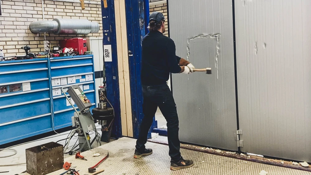 RISE testing burglary resistance in a folding door from Torverk