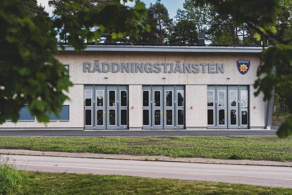 Tre vikportar, Q-Door FX, monterade i en brandstation i Grums. Med gott om fönster för ljusinsläpp och god sikt vid stressiga utryckningar.