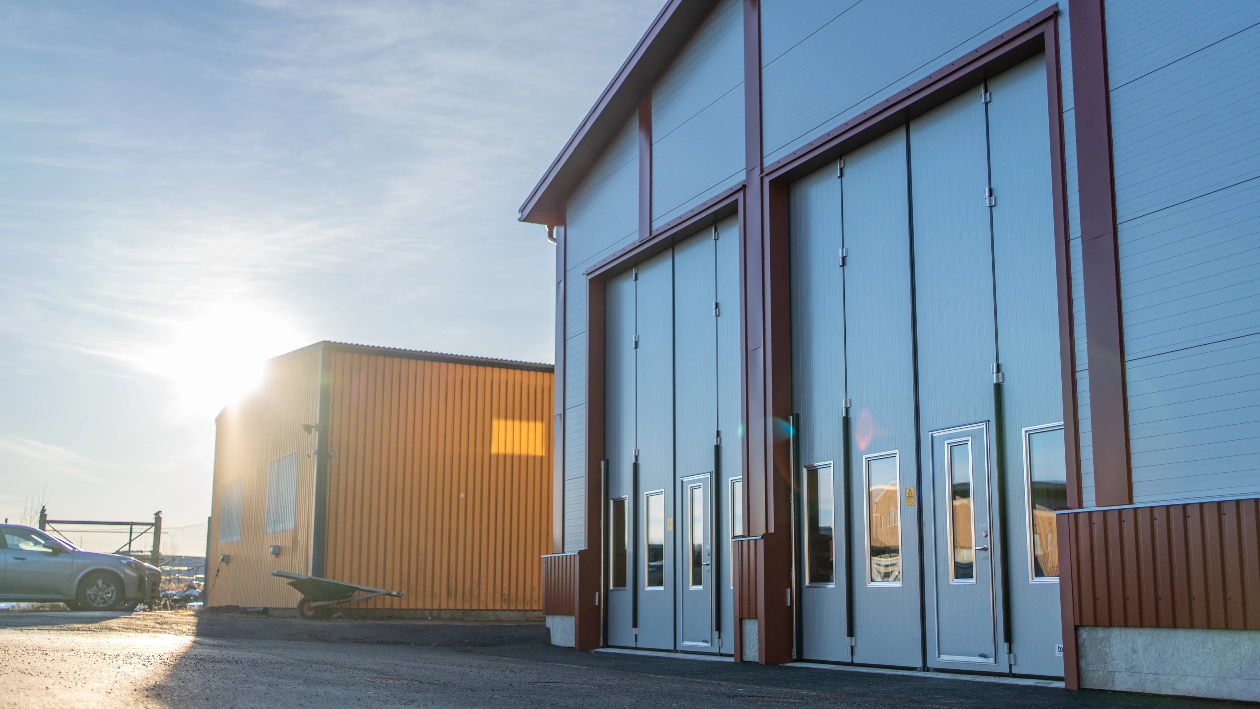 Vikport Q-door FX, monterad i ett lastbilsgarage