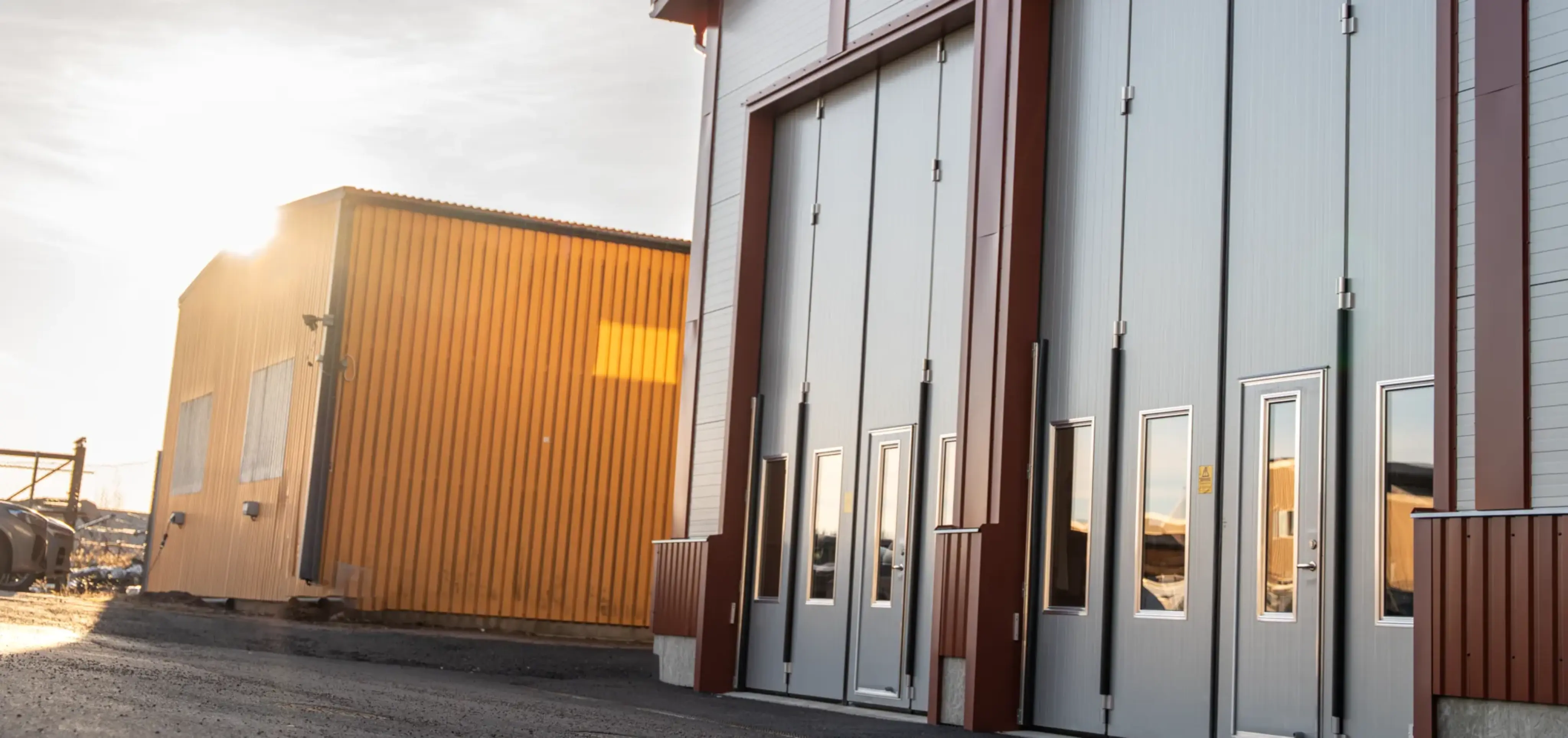 Dubbelport i en industri i Skåre
