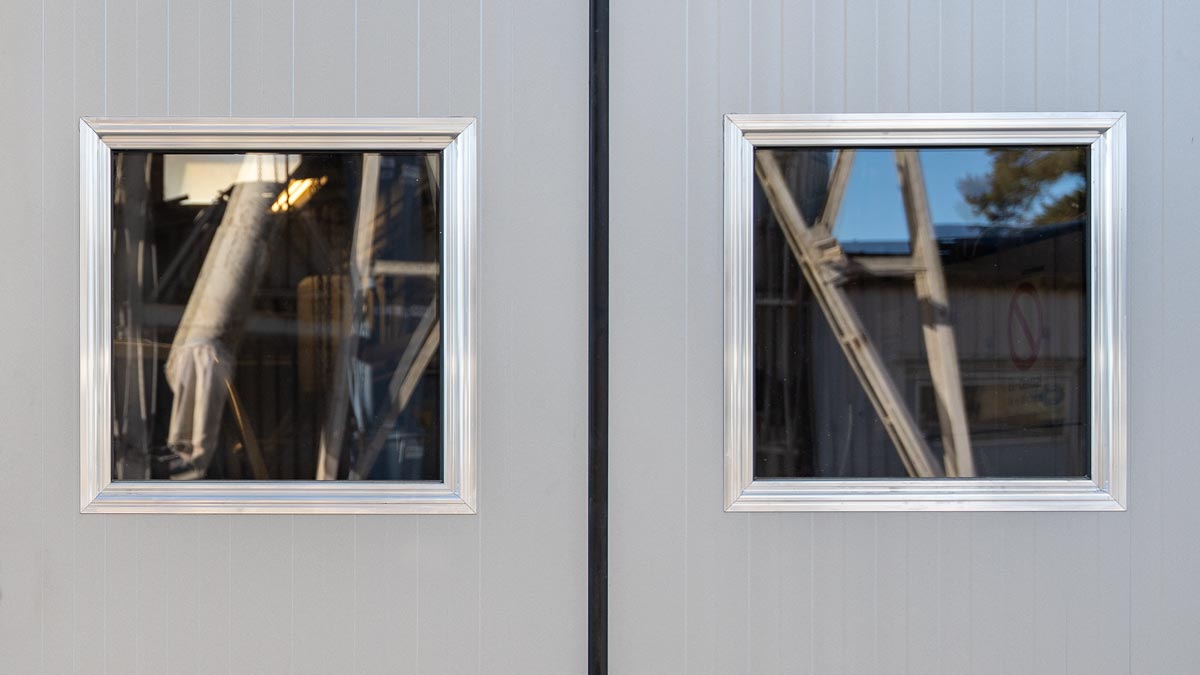 Security rated folding gate with armoured glass